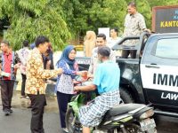 Baksos Kantor Imigrasi Polman, Bagikan Paket Ramadan untuk Pengguna Jalan