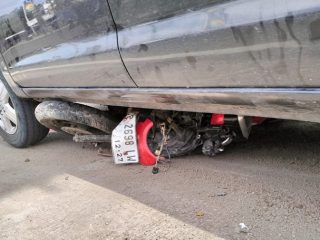 Mobil Dikemudikan Dosen Tabrak Pemotor di Polman, 3 Warga Luka Dilarikan ke RS