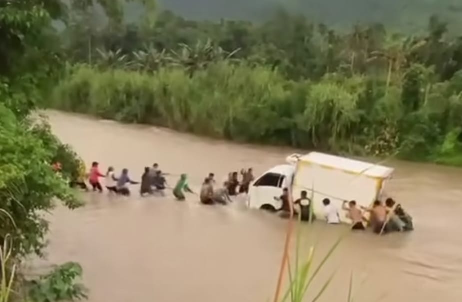 Mobil Box Muat Es Krim Terseret Arus Saat Seberangi Sungai di Polman, Warga Evakuasi