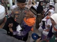 Tangis Haru Iringi Keberangkatan JCH Kloter 11 di Polman, Polisi Bantu Gendong Jemaah Lansia