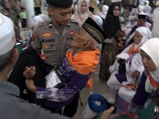 Tangis Haru Iringi Keberangkatan JCH Kloter 11 di Polman, Polisi Bantu Gendong Jemaah Lansia