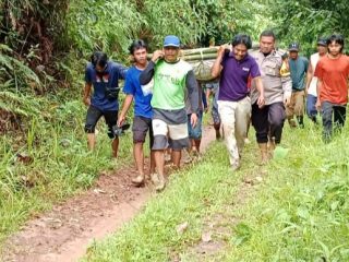 Jenazah Pria di Polman Ditandu 2,5 Km Menuju Ambulans Gegara Jalan Licin-Berlumpur