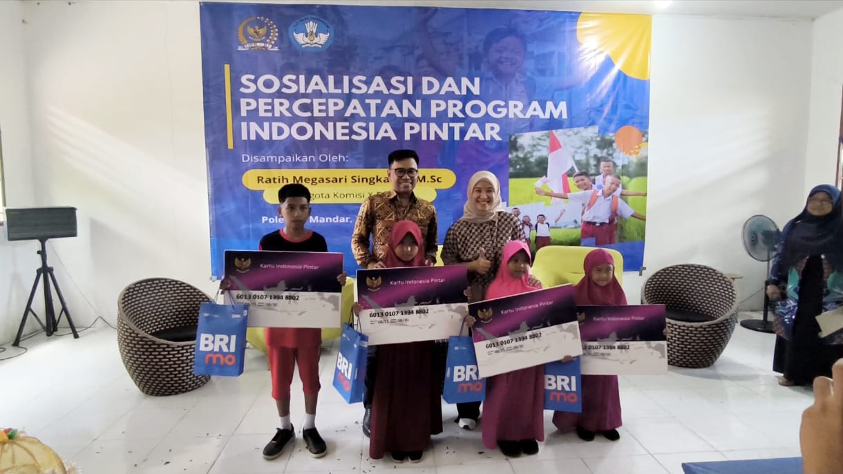 Anggota DPR Ratih Singkarru Sosialisasi Percepatan Program PIP di Polman Anggota DPR Ratih Singkarru Sosialisasi Percepatan Program PIP di Polman