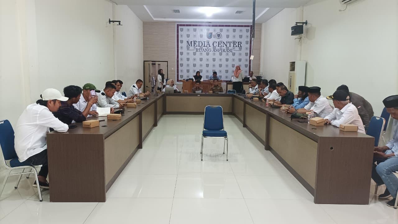 RDP di DPRD Polman, Desa Bersatu Desak Pemkab Defenitifkan 75 Dusun RDP di DPRD Polman, Desa Bersatu Desak Pemkab Defenitifkan 75 Dusun