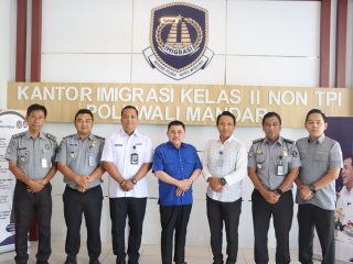 Bupati Majene Puji Inovasi Layanan Paspor Jempol Mama Imigrasi Polman