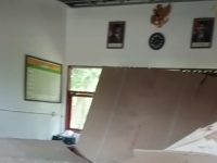 Plafon Kantor SDN 065 Bala di Polman Ambruk