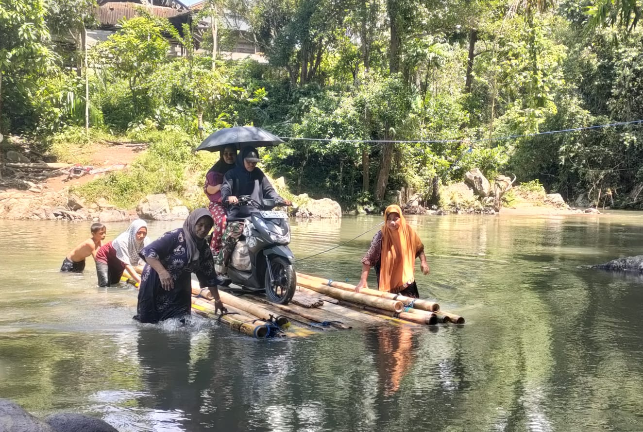 Emak-emak Bantu Warga Seberangi Sungai pakai Rakit gegara Jembatan Putus di Tapua Polman Emak-emak Bantu Warga Seberangi Sungai pakai Rakit gegara Jembatan Putus di Tapua Polman