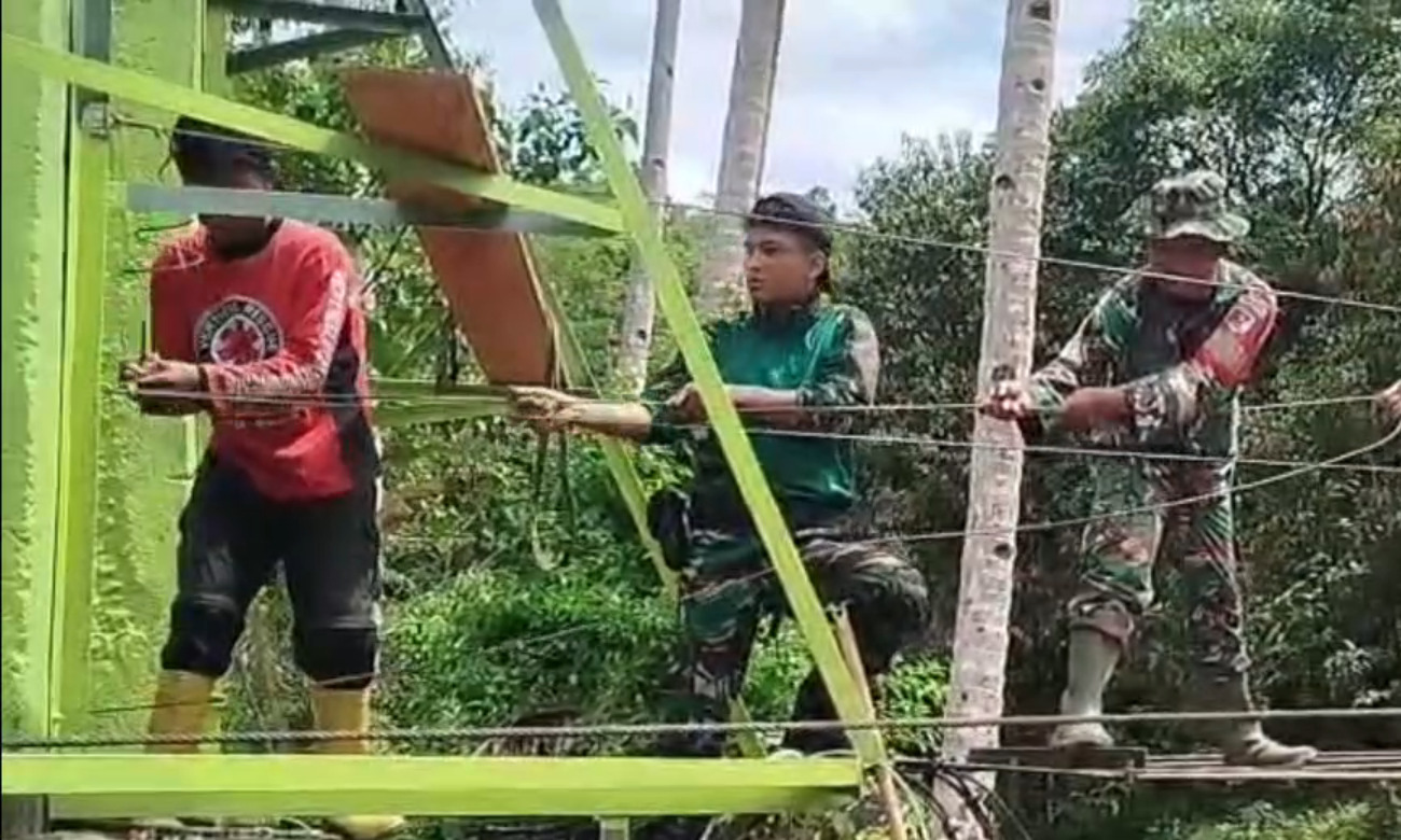 TNI-Warga Perbaiki Jembatan Gantung Rusak Parah di Mamasa untuk Dilalui Murid SD ke Sekolah