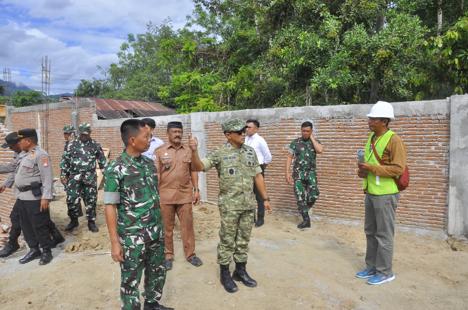Irdam XXIII/Palaka Wira Tinjau Pembangunan KDKMP di Polman, Harap Proses Berjalan Lancar Irdam XXIII/Palaka Wira Tinjau Pembangunan KDKMP di Polman, Harap Proses Berjalan Lancar