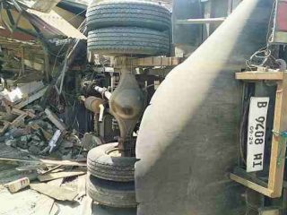 Truk Bawa Pupuk Terguling di Polman usai Serempet Mobil – Warung gegara Sopir Ngantuk, Tak Ada Korban