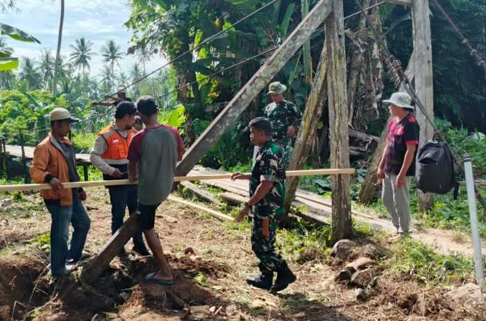 TNI-Warga Gotong Royong Bangun Jembatan Gantung Garuda di Bulubawang Polman