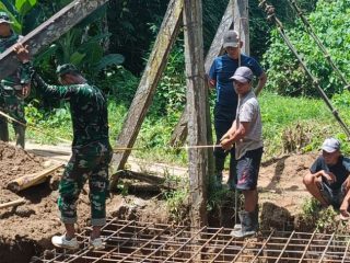 Dandim Polman Terjun Bantu TNI-Warga Bangun Jembatan Garuda di Bulubawang