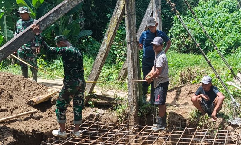 Dandim Polman Terjun Bantu TNI-Warga Bangun Jembatan Garuda di Bulubawang