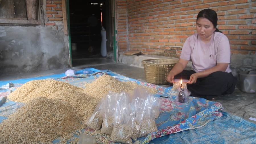 Pengusaha Tempe di Polman Meradang Imbas Lonjakan Harga Kedelai – Plastik Pengusaha Tempe di Polman Meradang Imbas Lonjakan Harga Kedelai – Plastik
