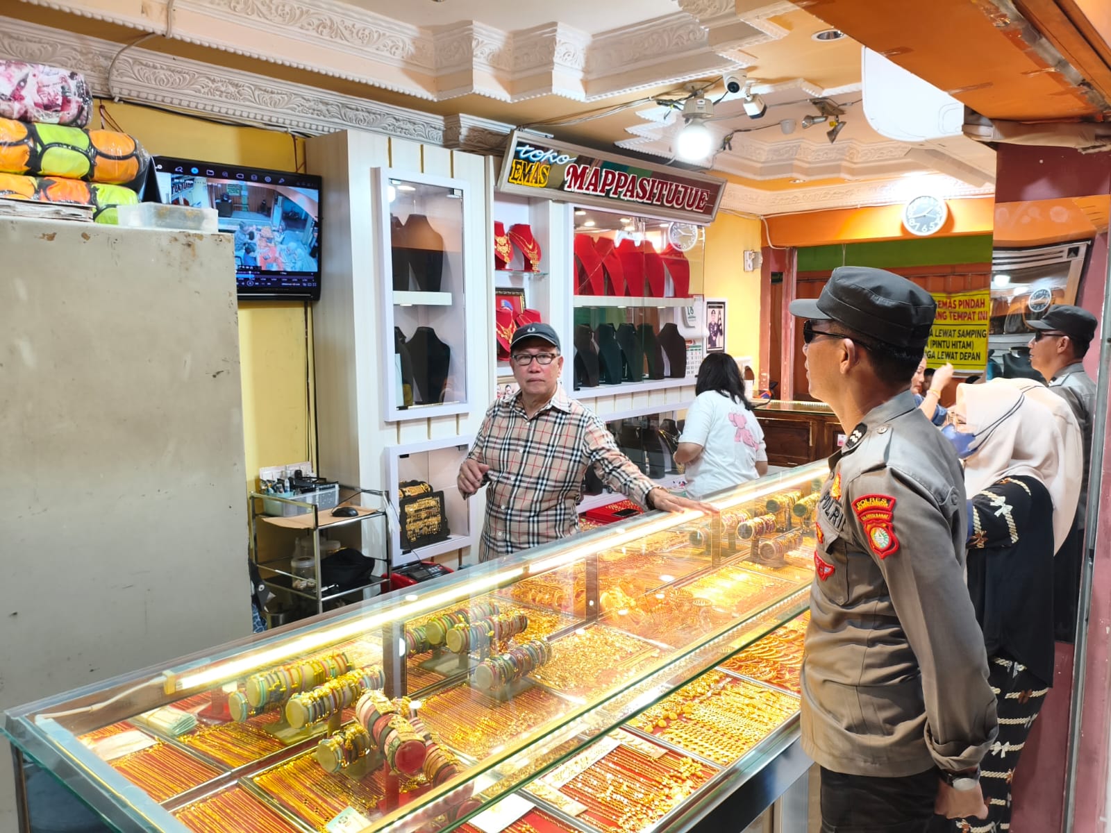 Wanita Terekam CCTV Curi Gelang Emas Seharga Rp 52 Juta di Wonomulyo Polman