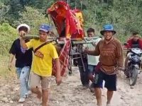 Wanita di Polman Ditandu 12 Km Menuju Puskesmas gegara Jalan Rusak