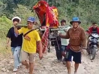 Wanita di Polman Ditandu 12 Km Menuju Puskesmas gegara Jalan Rusak