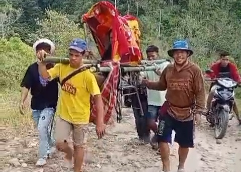 Wanita di Polman Ditandu 12 Km Menuju Puskesmas gegara Jalan Rusak