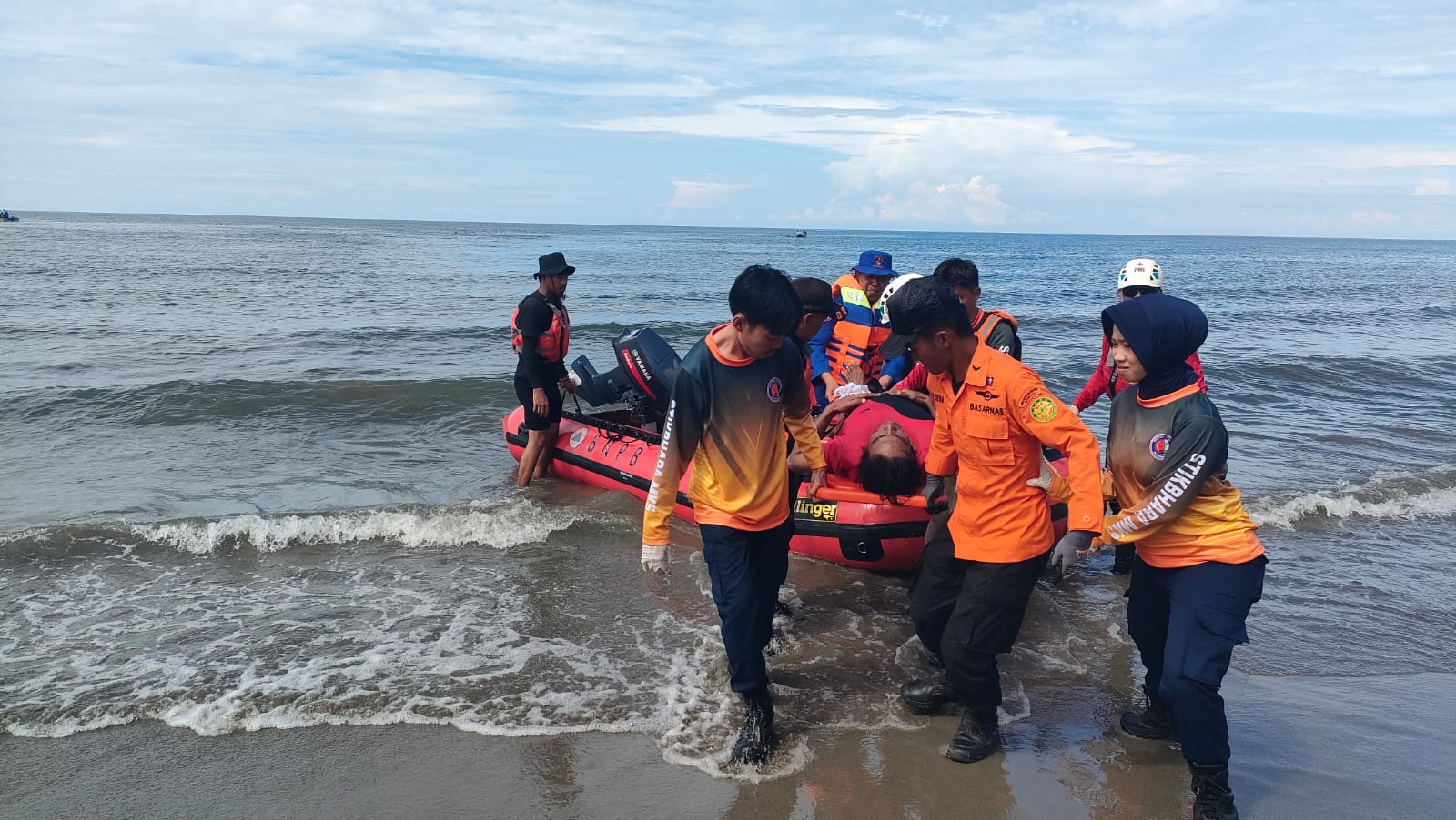 Simulasi Disaster Nursing di Pantai Babatoa Polman