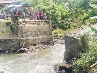 Jembatan Pussepang di Polman Amblas gegara Banjir, Pengendara Harus Memutar