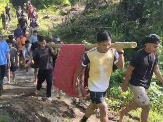 Pilu Wanita Hendak Bersalin Ditandu 9 Km Gegara Jalan Rusak di Polman, Bayi Dilahirkan Meninggal   