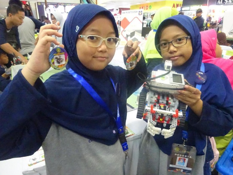 Dua Siswi Madrasah Ibtidaiyah Bikin Robot Evakuasi Multifungsi