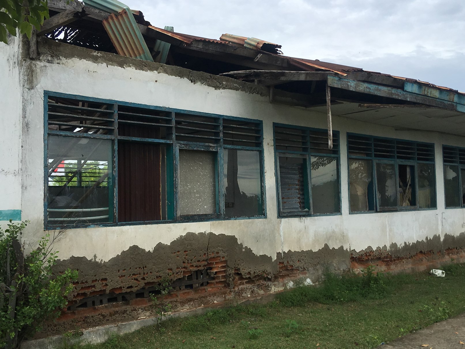 Memprihatinkan, Murid SD di Campalagian Belajar Di Ruangan Yang Nyaris Ambruk 230119-Sekolah12