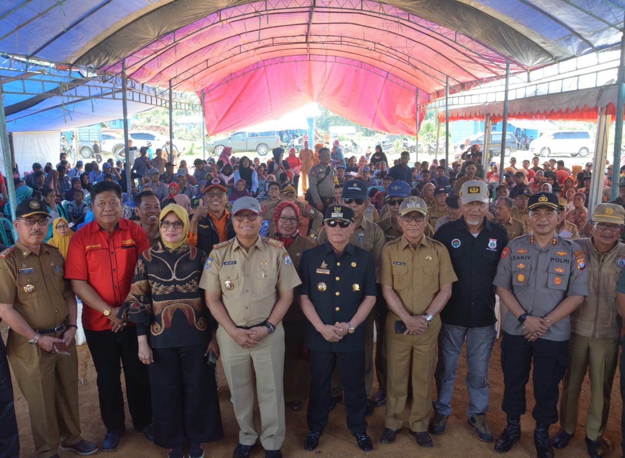 Sekprov Serahkan Warga Transmigran Tujuh Provinsi ke Mateng