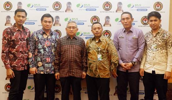 FOTO : Gubernur Sulbar Hadiri Acara Paritrana Award