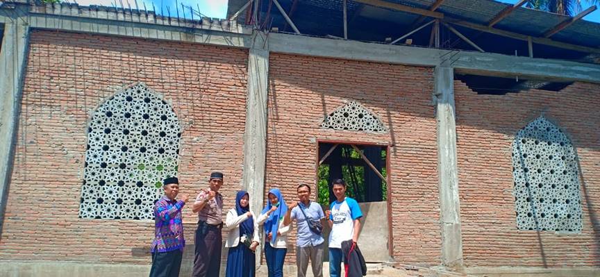 FOTO : Kapolsek Tutar IPTU H Hammadiah Bergotong Royong Perbaiki Masjid