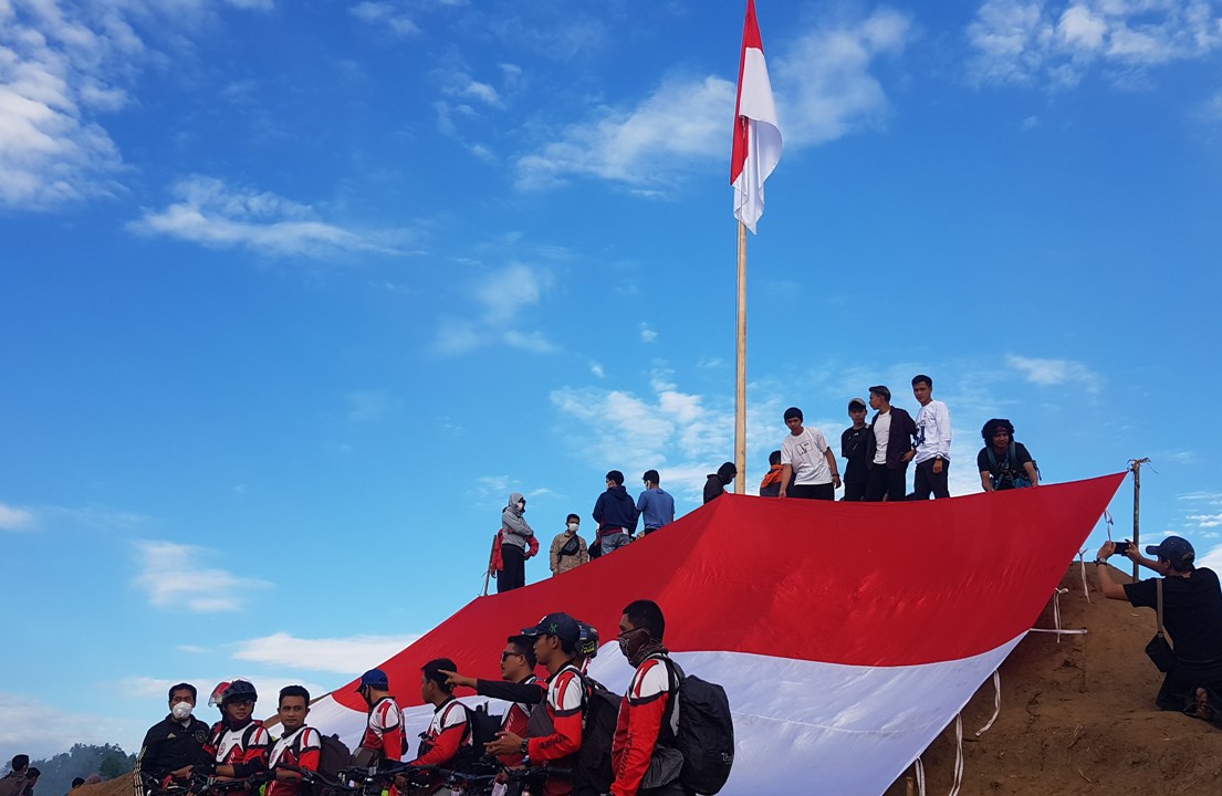 Peringati HUT Kemerdekaan RI, MAPALA UNASMAN Bentangkan Bendera Raksasa 170820-Bendera Raksasa