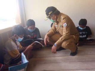 Kunjungi Desa “Marasa”, Gubernur Dialog Murid Belajar Luring