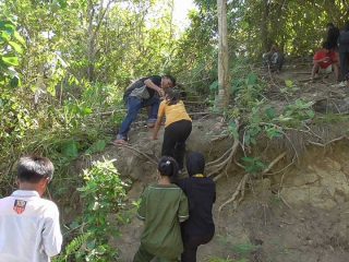 Cari Jaringan, Pelajar di Pedalaman Sattoko Harus ke Bukit