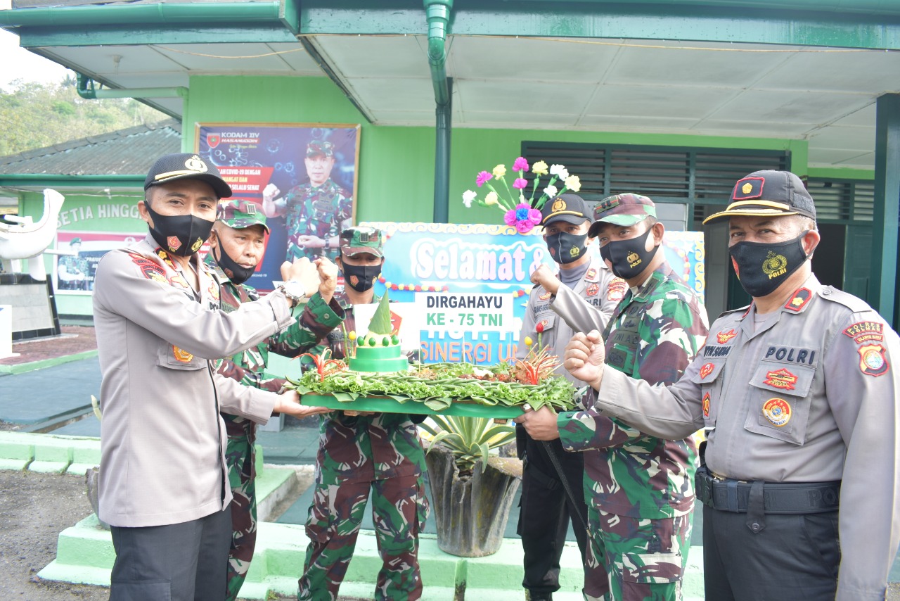 HUT Ke 75 TNI, Kapolres Polman Beri Kejutan untuk Dandim/1402 Polmas 051020-Kejutan Polres to Dandim