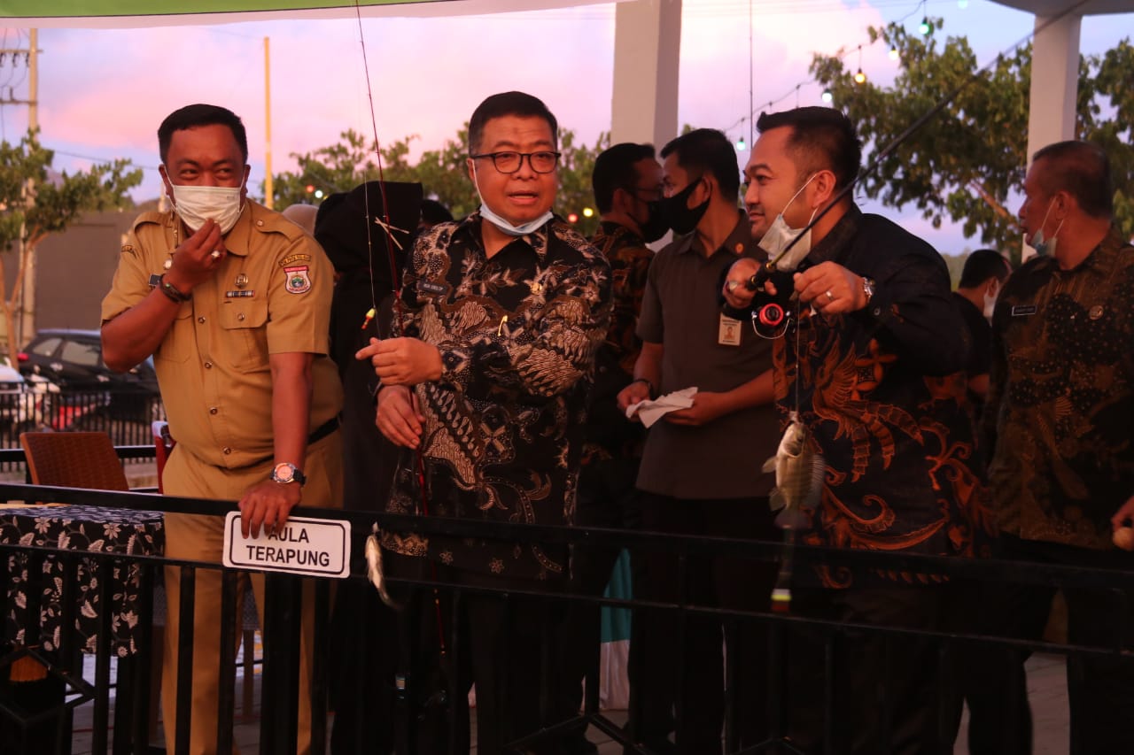 Wamen ATR/BPN Harap BUMDes Khaymoto Topoyo Contoh Bagi Daerah Lain 141020-Resmikan Bumdes