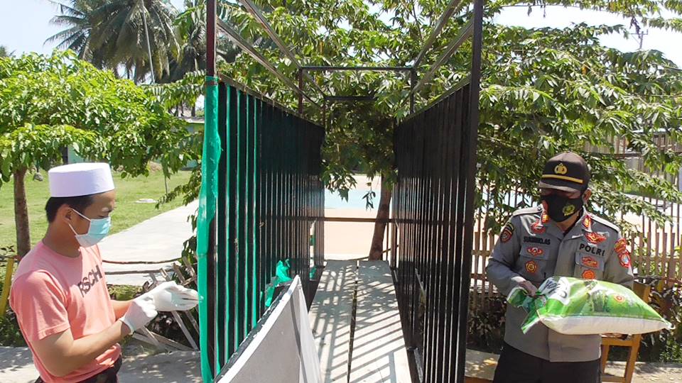 Polres Polman Kembali Salurkan Bantuan ke Ponpes Syekh Hasan Yamani Polman S1570083
