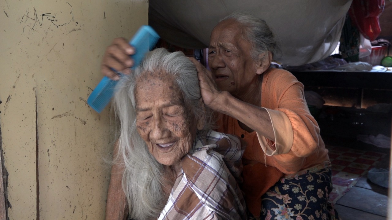 Melihat Perjuangan Wanita 72 Tahun di Polman Rawat Ibu Berusia Seabad 110821-Ibu Anak3