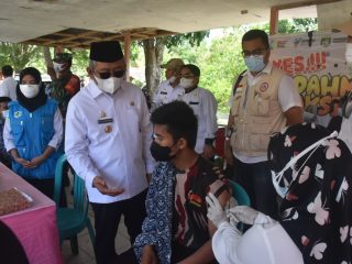 Ketika Gubernur Semangati Peserta Vaksinasi yang Fobia Jarum Suntik