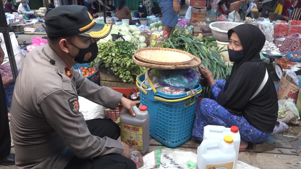 Pedagang di Wonomulyo Curhat pada Polisi, Merugi karena Kedelai Mahal dan Minyak Curah Hilang 300322-Curhat1