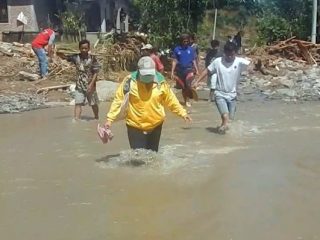 Perjuangan Bidan Desa di Riso Jangkau Wilayah Terisolir Terdampak Bencana
