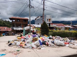 Warga Keluhkan Tumpukan Sampah di Pusat Kota Mamasa