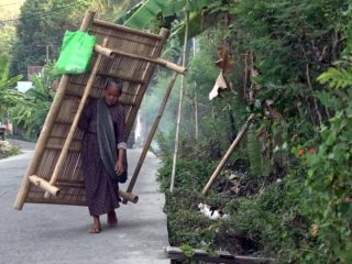 Kisah Sinar, Perempuan Tangguh Penjual Bale-bale di Polman