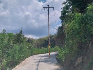 Tiang Listrik di Tengah Jalan Alu – Paopao Ancam Keselamatan Warga
