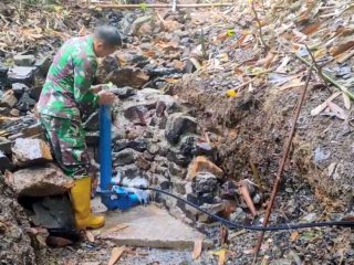 Inovasi Prajurit TNI Rakit Pompa Hydrant Atasi Kesulitan Air di Polman