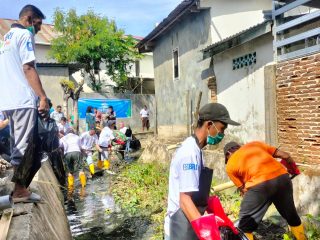 BRI Polman Ajak Puluhan Warga  Bersihkan Aliran Sungai Takatidung untuk Jaga Lingkungan