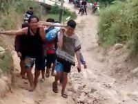 Wanita Hamil di Mamasa Hendak ke Rumah Sakit Ditandu 13 Km karena Akses Jalan Rusak