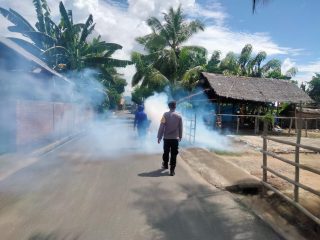 Bhabinkamtibmas Polsek Wonomulyo Pantau Pelaksanaan Fogging di Desa Sumberjo