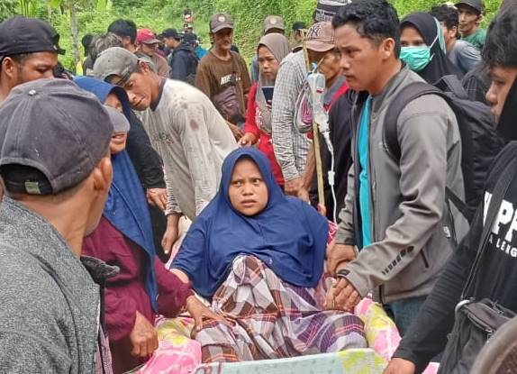 Karena Jalan Rusak-Seberagi Sungai, Ibu Hamil di Polman Terpaksa Ditandu 13 KM ke Puskesmas 200524-Tandu