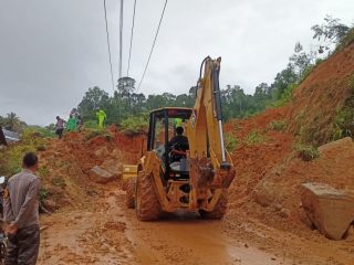 Sudah 2 Hari Jalan Poros  Mamasa – Mamuju Lumpuh Gegara Longsor, Pengendara Diimbau Lalui Jalan Alternatif