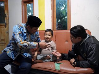 Pj Gubernur Sulbar Kunjungi Bocah Penderita Ginjal Bocor di Polman, Pastikan Ditangani Medis Hingga Sembuh